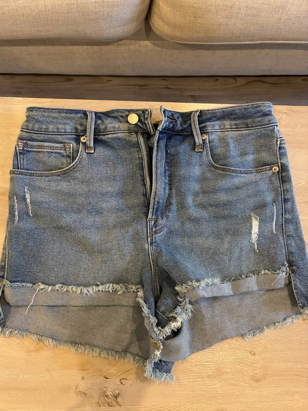 Good American Distressed Cutoff Denim Shorts – 10/30